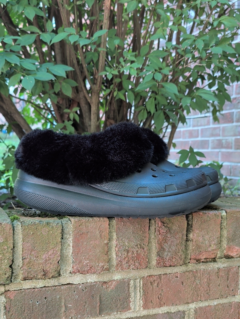 Crocs Unisex Plush-Lined Black Slip-On Clog Size 10 (854)